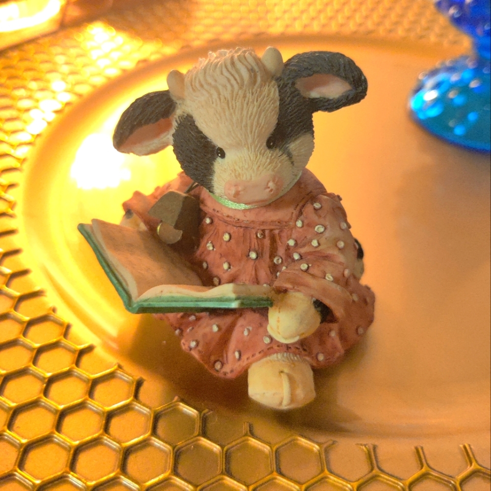 Mary's Moo Moos figurine called "A Christmas Cowal" by Enesco, released in 1994